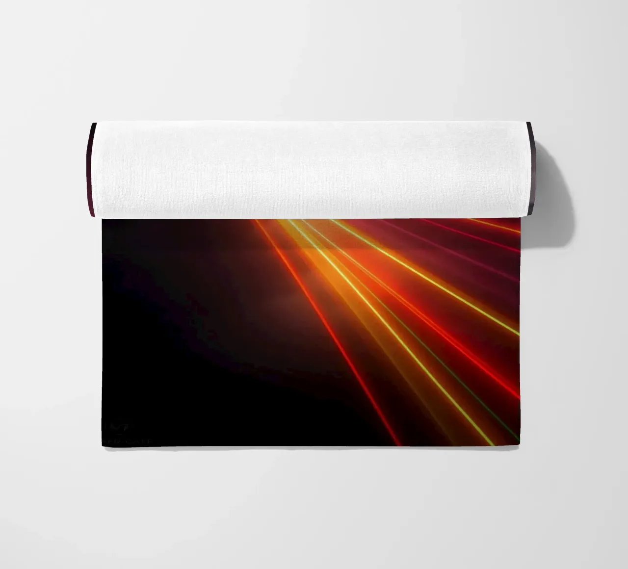 astratto con scie di luce dinamiche su un cielo scuro e tempestoso telo mare da DesignDoodle