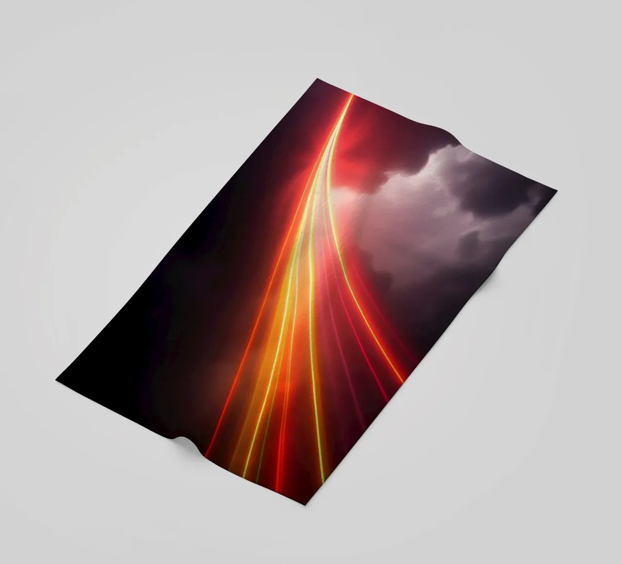 astratto con scie di luce dinamiche su un cielo scuro e tempestoso telo mare da DesignDoodle