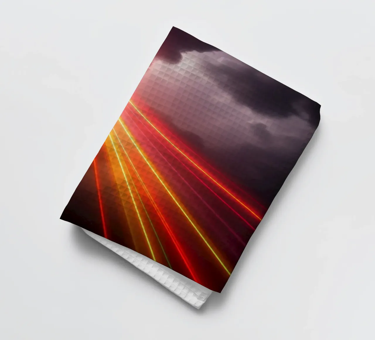 abstrait avec des traînées de lumière dynamiques sur un ciel d'orage sombre torchon de DesignDoodle