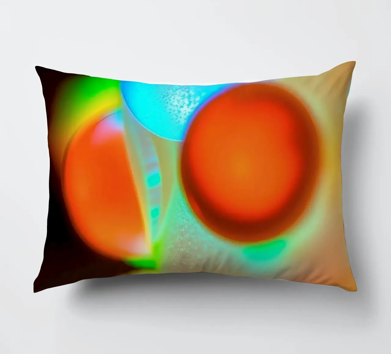 Disegno astratto colorato con bolle illuminate cuscino da DesignDoodle