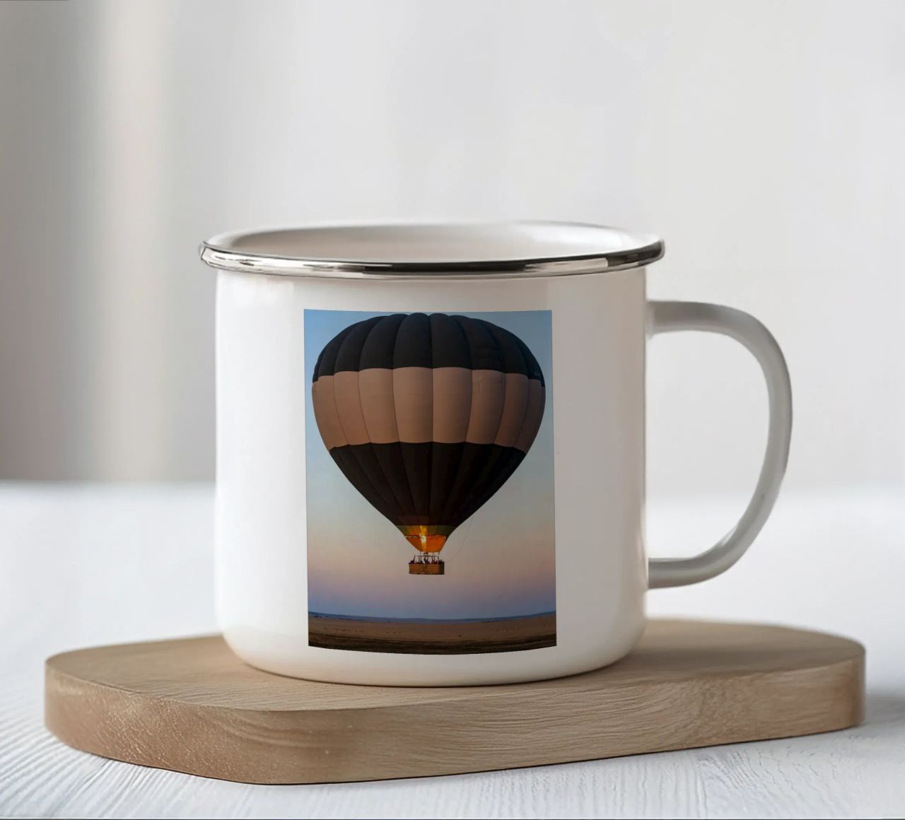Pallone d'aria tazza in smalto da Chaya Wilkinson