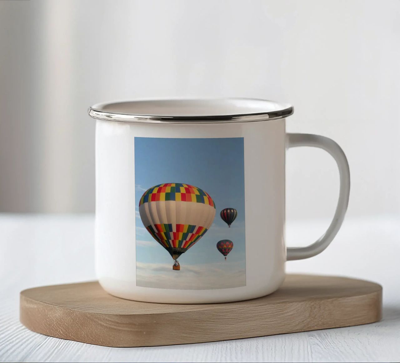 Pallone d'aria tazza in smalto da Chaya Wilkinson