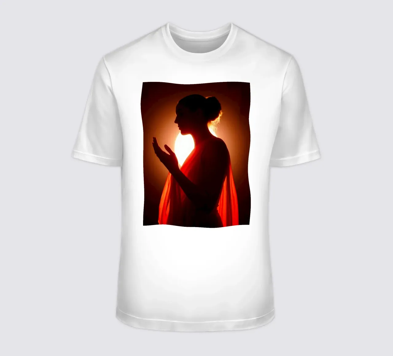 Elegante silhouette di una figura circondata da un caldo bagliore t-shirt da DesignDoodle