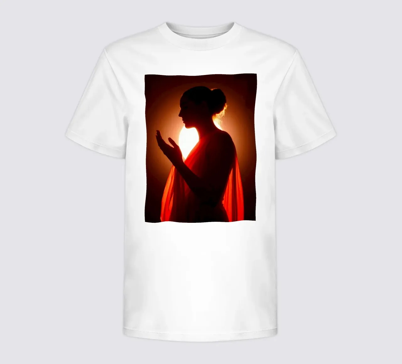 Elegante silueta de una figura rodeada de cálidos resplandores camiseta para niños de DesignDoodle