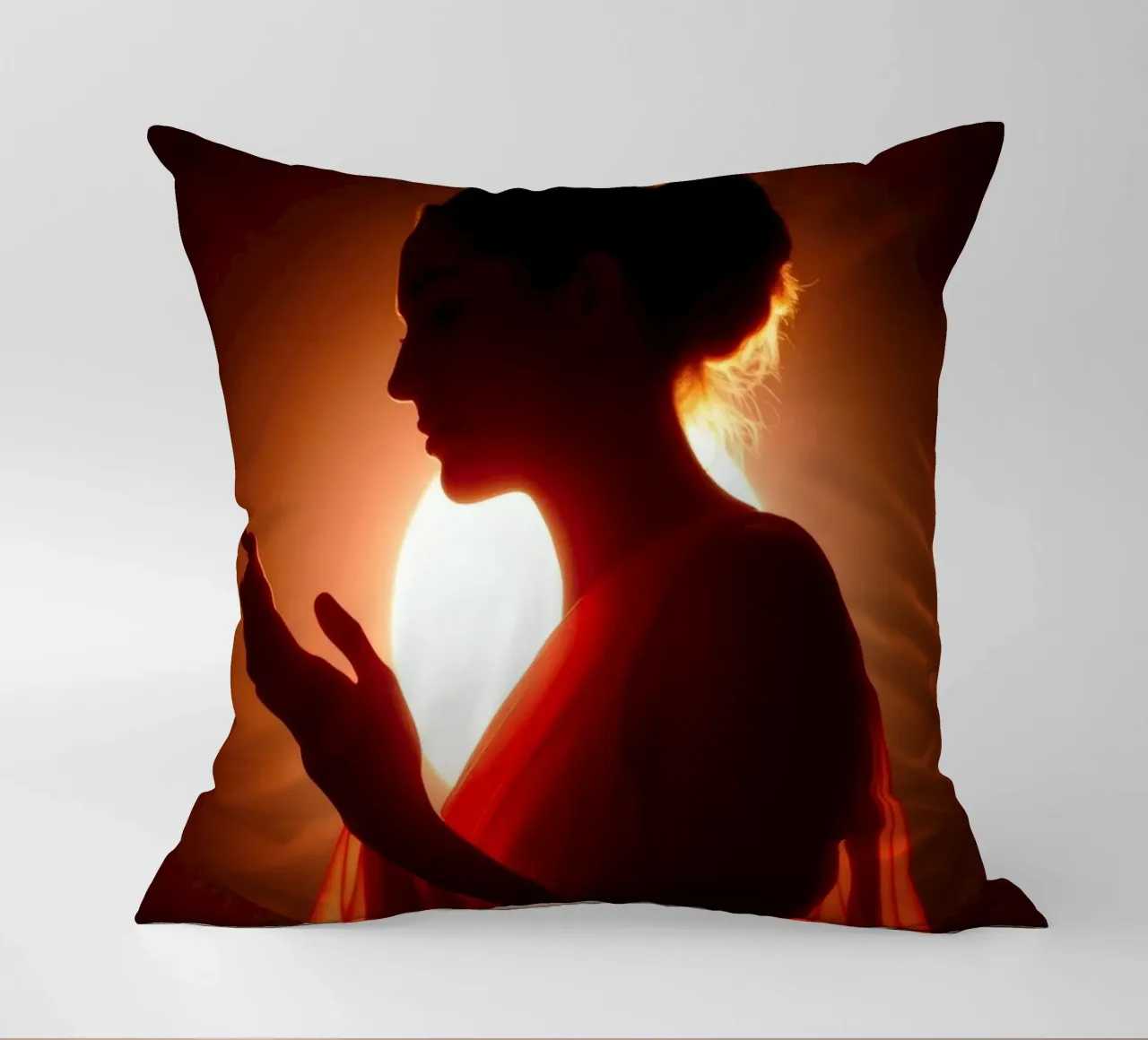 Elegante silhouette di una figura circondata da un caldo bagliore cuscino da DesignDoodle