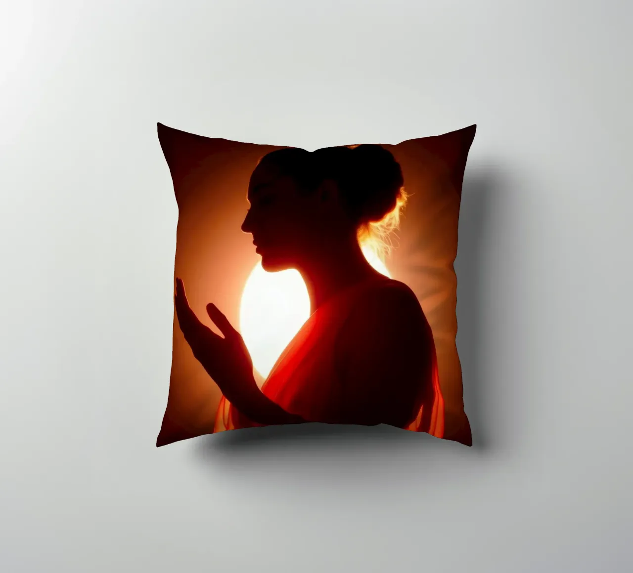 Elegante silhouette di una figura circondata da un caldo bagliore cuscino da DesignDoodle