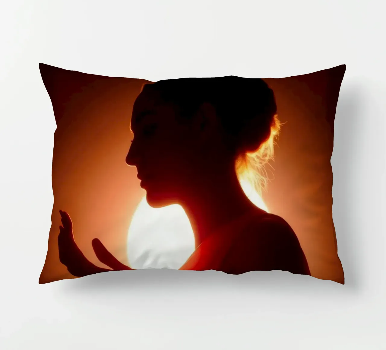 Elegante silhouette di una figura circondata da un caldo bagliore cuscino da DesignDoodle