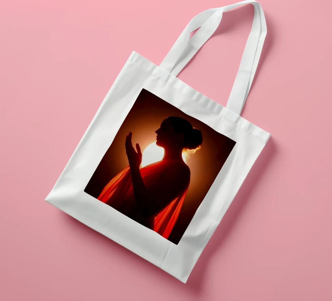 Elegante silhouette di una figura circondata da un caldo bagliore borsa in juta da DesignDoodle