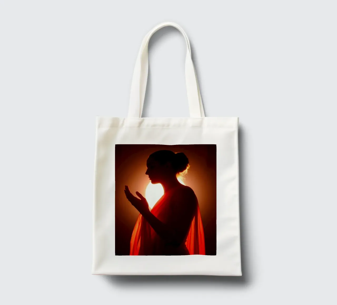 Elegante silhouette di una figura circondata da un caldo bagliore borsa in juta da DesignDoodle