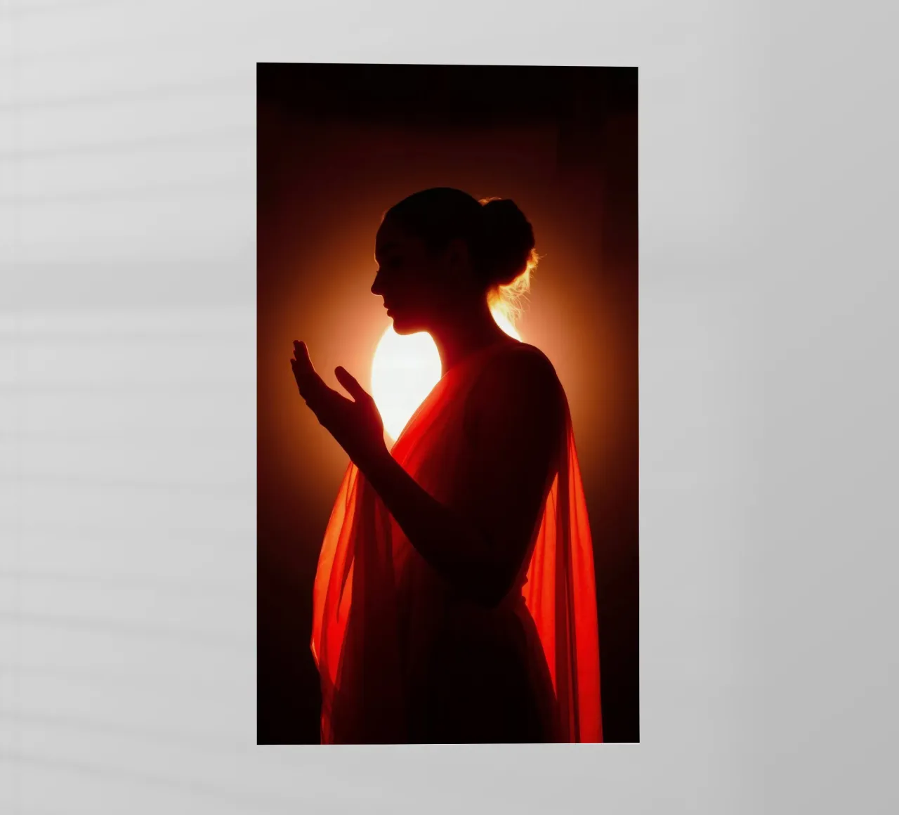 Elegante silhouette di una figura circondata da un caldo bagliore pellicola backlit da DesignDoodle