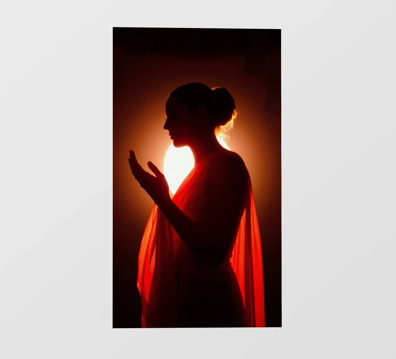 Elegante silhouette di una figura circondata da un caldo bagliore telo in pvc da DesignDoodle