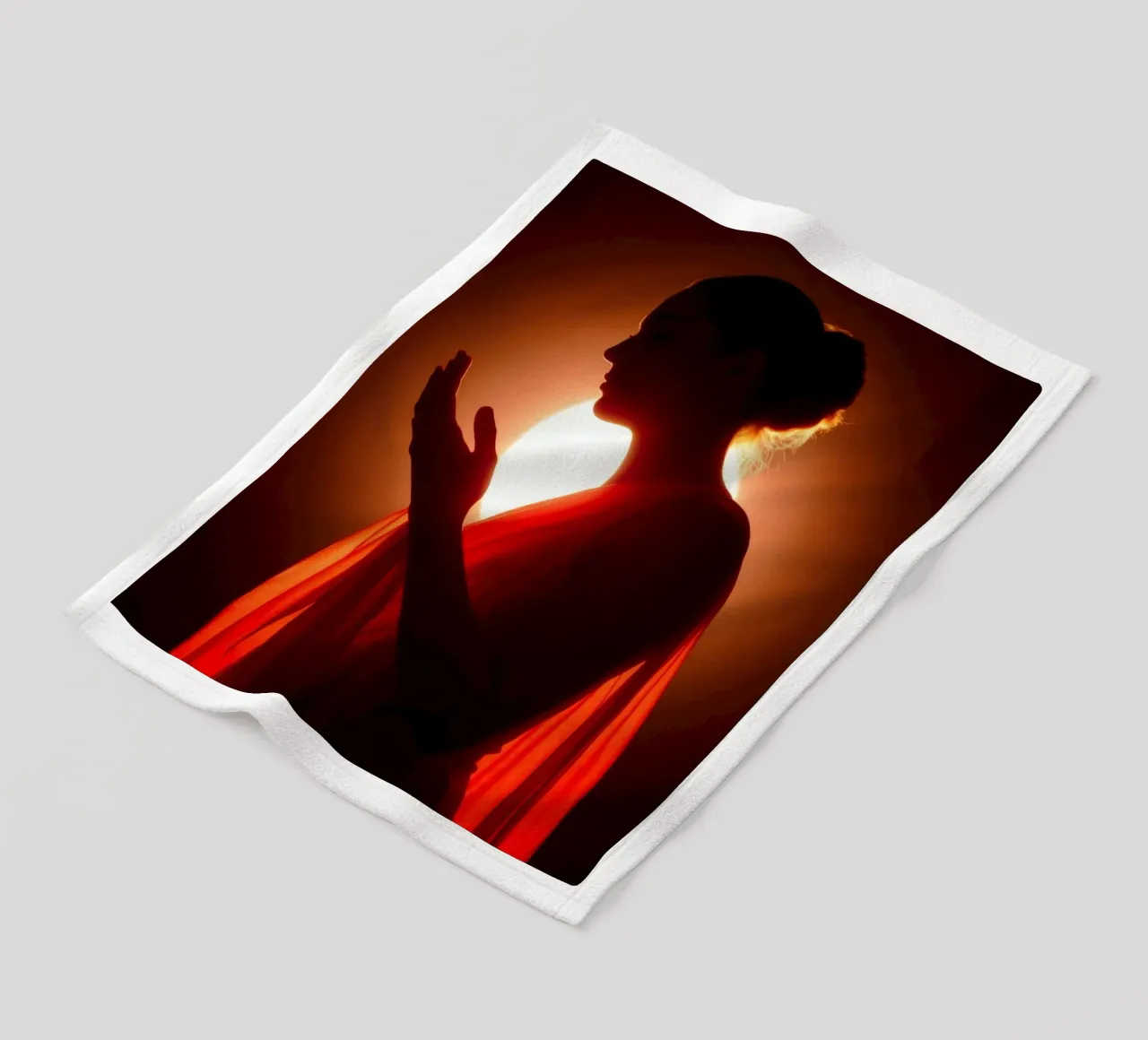 Elegante silhouette di una figura circondata da un caldo bagliore coperta in pile da DesignDoodle