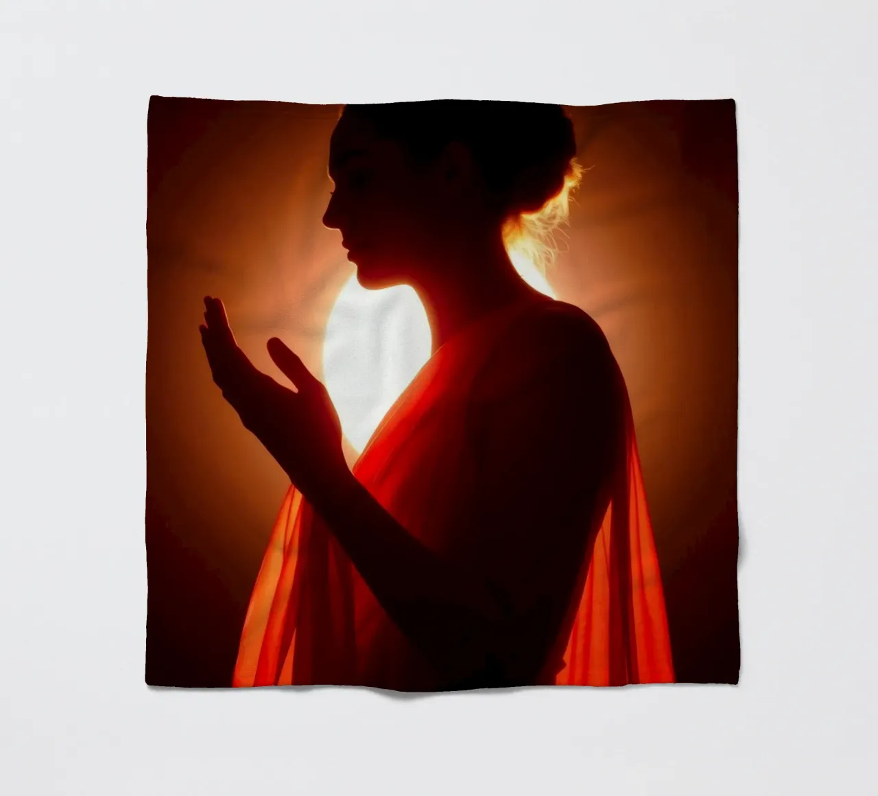 Elegante silhouette di una figura circondata da un caldo bagliore coperta in pile da DesignDoodle