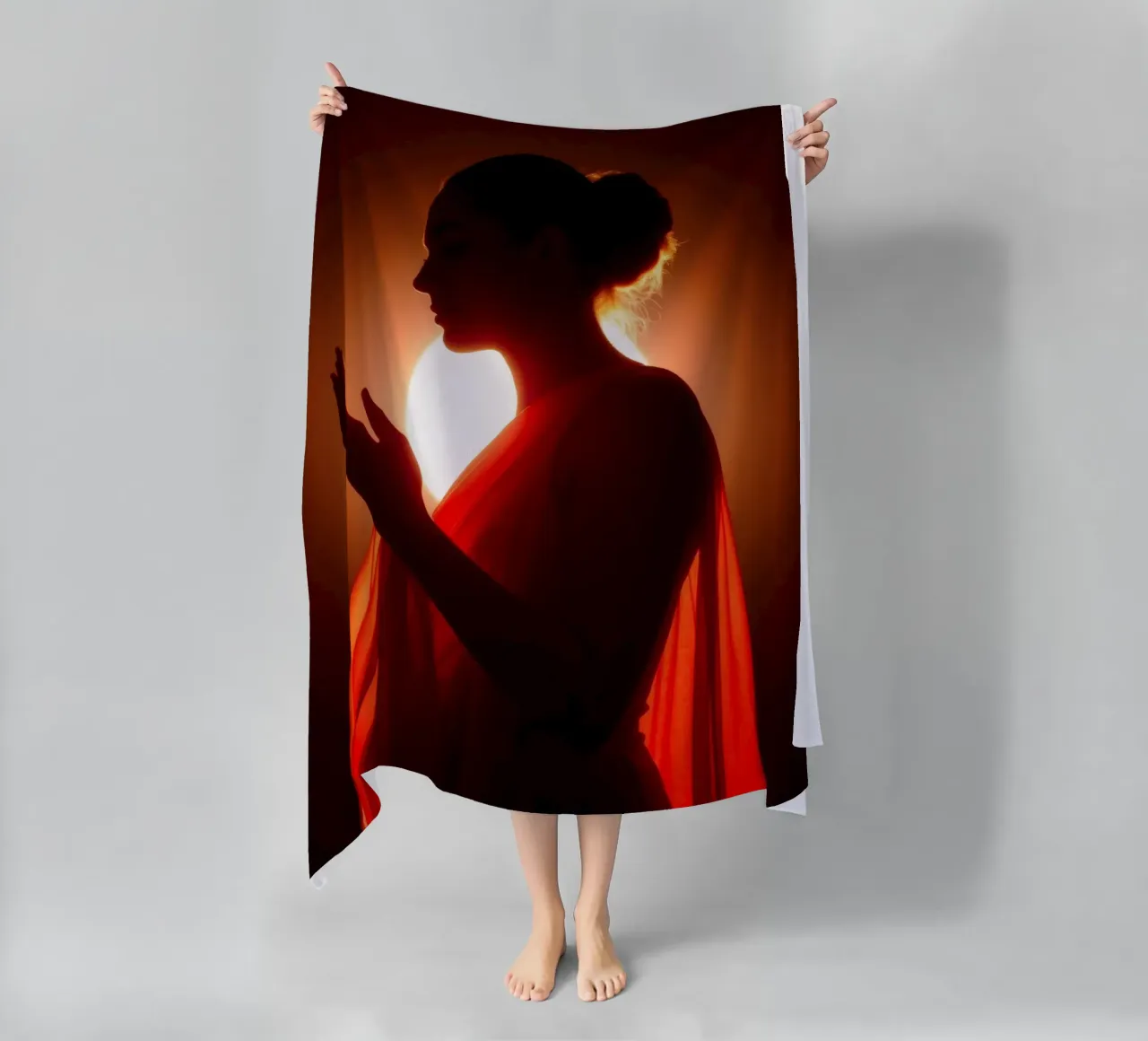 Elegante silhouette di una figura circondata da un caldo bagliore telo mare da DesignDoodle