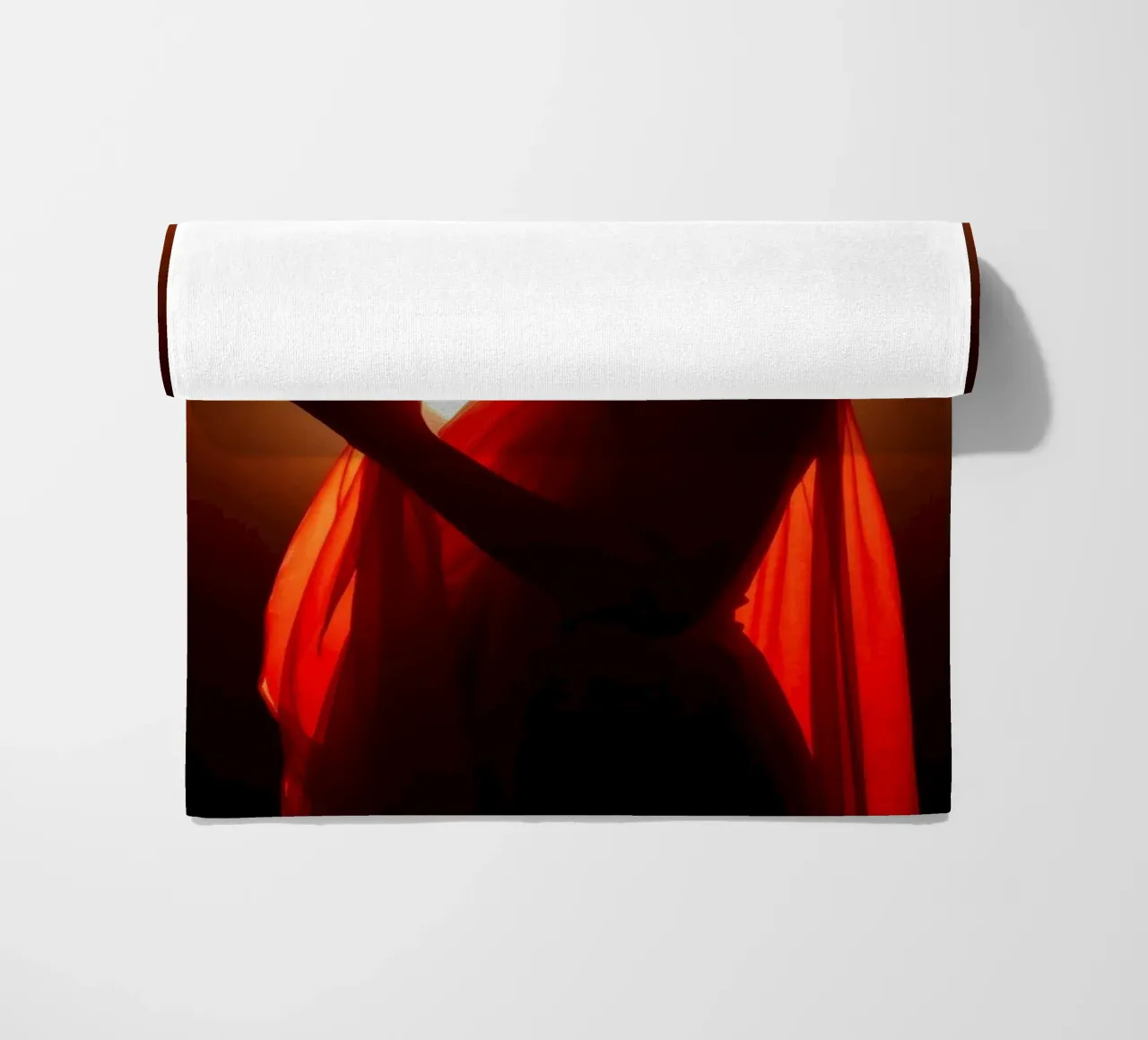 Elegante silhouette di una figura circondata da un caldo bagliore telo mare da DesignDoodle