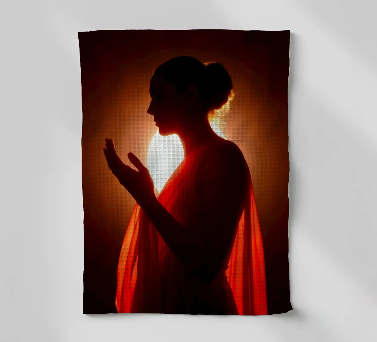 Elegante silhouette di una figura circondata da un caldo bagliore canovaccio da cucina da DesignDoodle