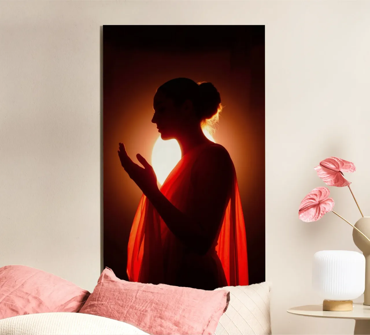 Elegante silhouette di una figura circondata da un caldo bagliore alluminio dibond da DesignDoodle