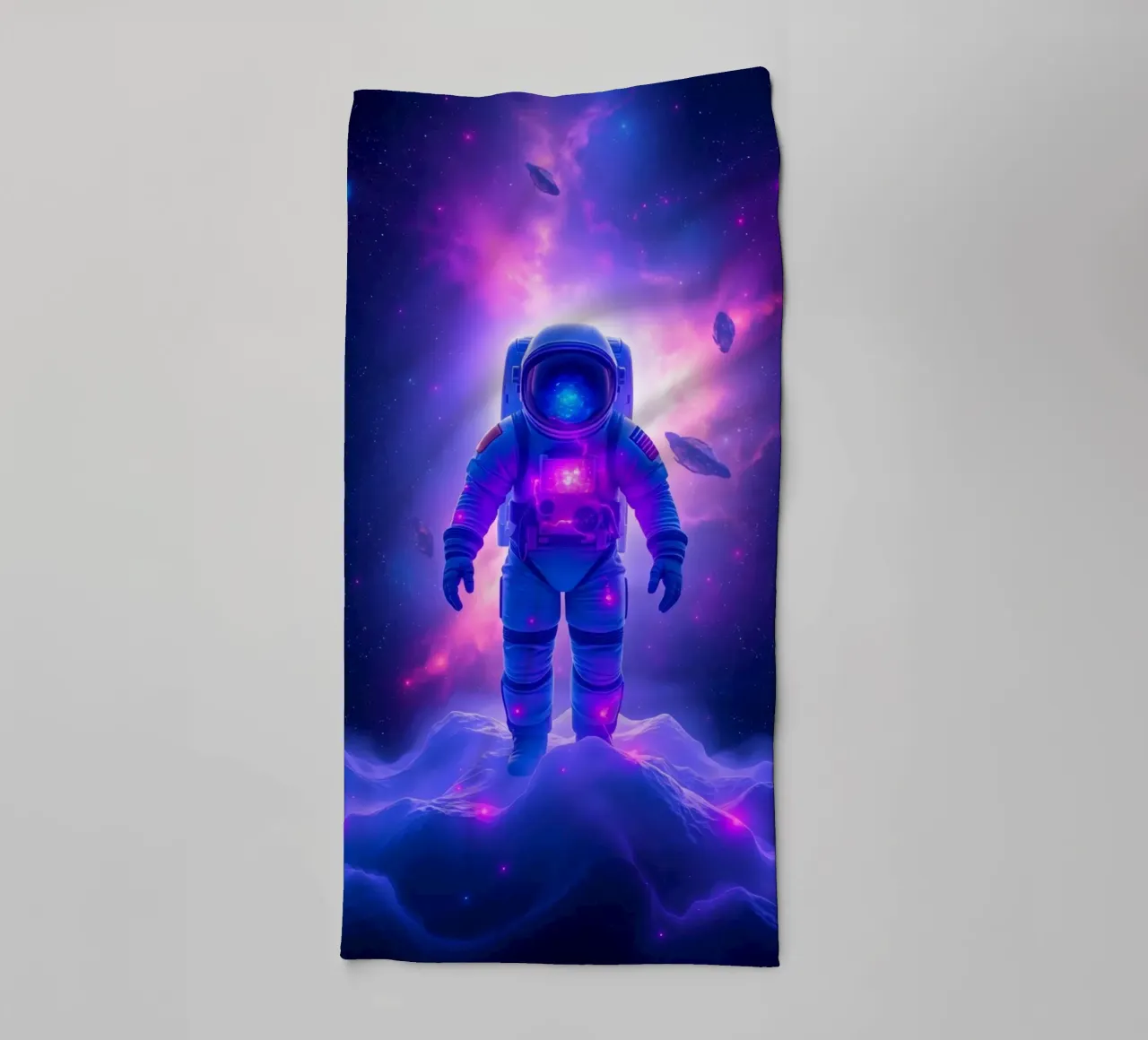Un astronauta explora el colorido telón de fondo de una galaxia toalla de baño de DesignDoodle