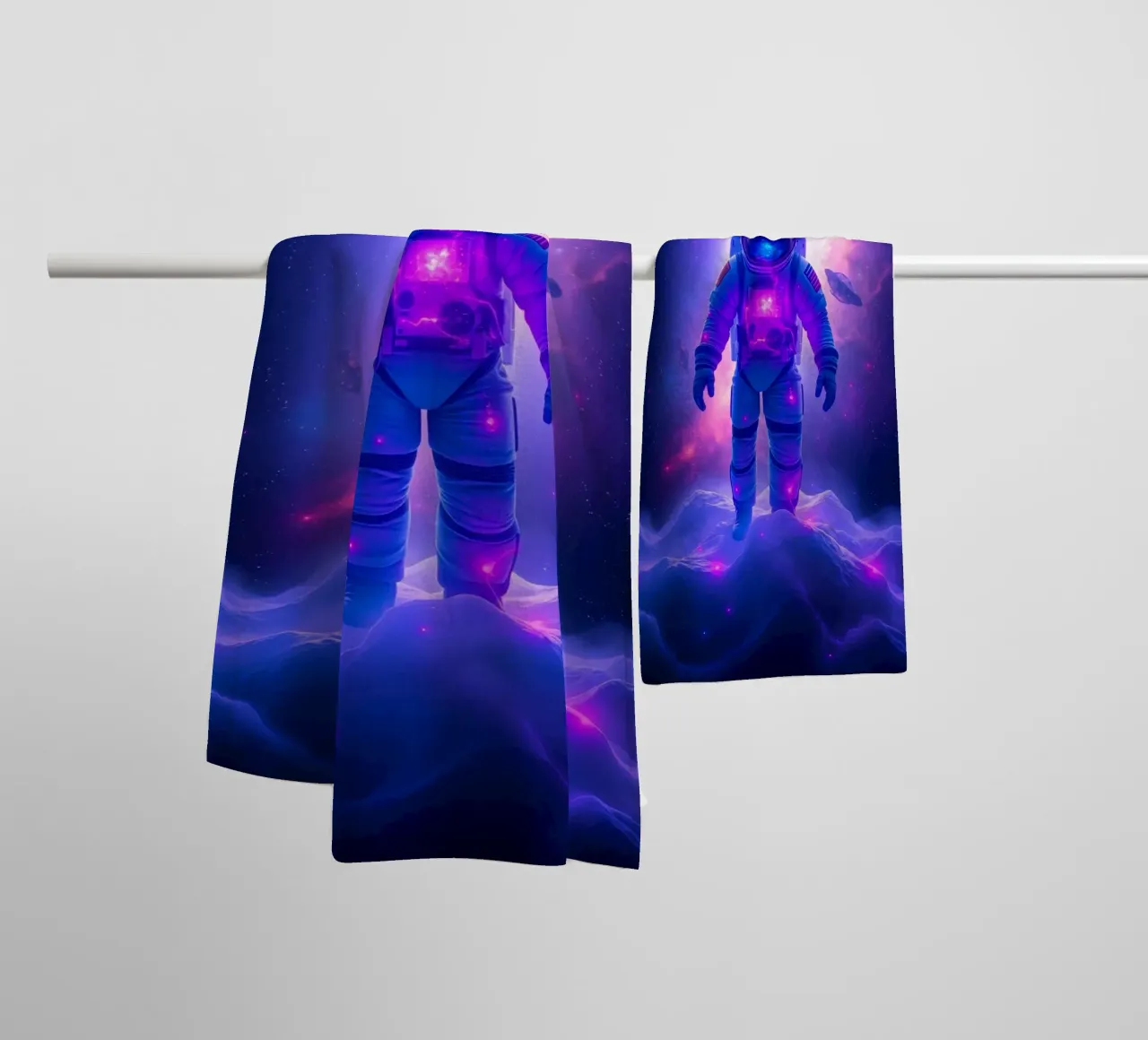 Un astronauta explora el colorido telón de fondo de una galaxia toalla de baño de DesignDoodle