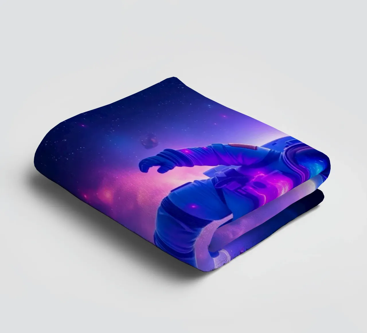 Un astronauta explora el colorido telón de fondo de una galaxia toalla de baño de DesignDoodle
