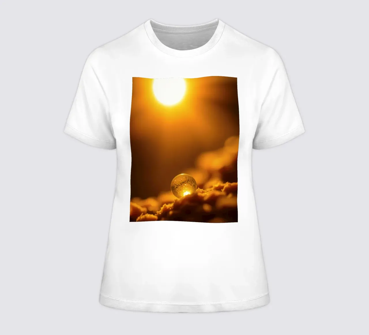 Orbe d'or transformateur reflétant la lumière sur une surface douce t-shirt ajusté pour femmes de DesignDoodle