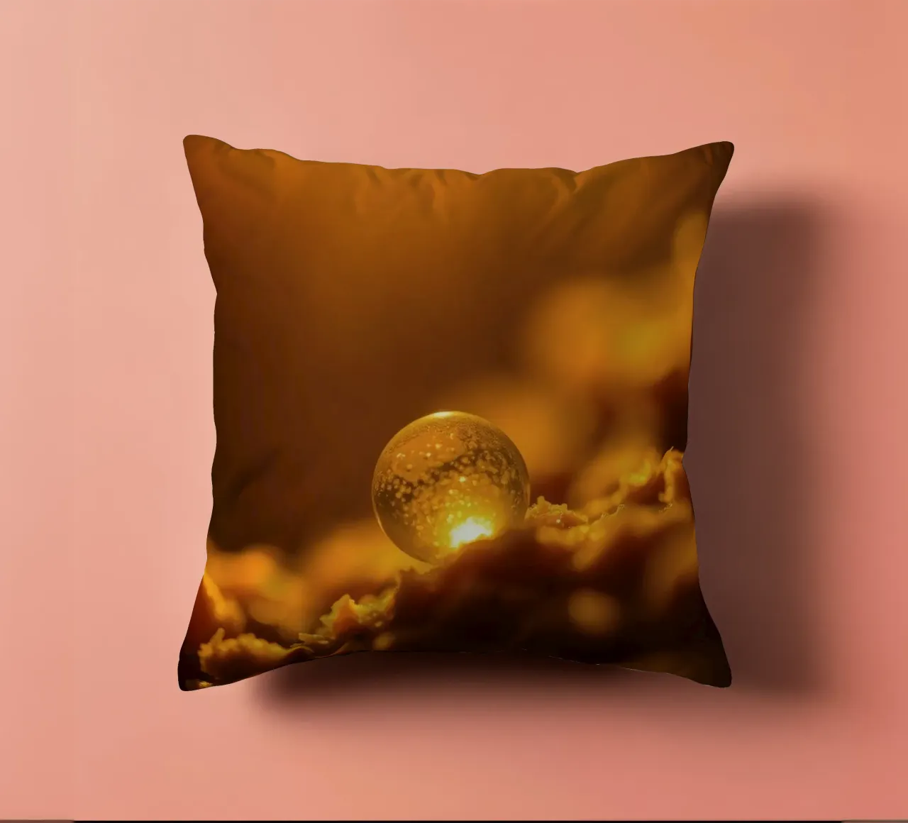 Orbe d'or transformateur reflétant la lumière sur une surface douce coussin de DesignDoodle
