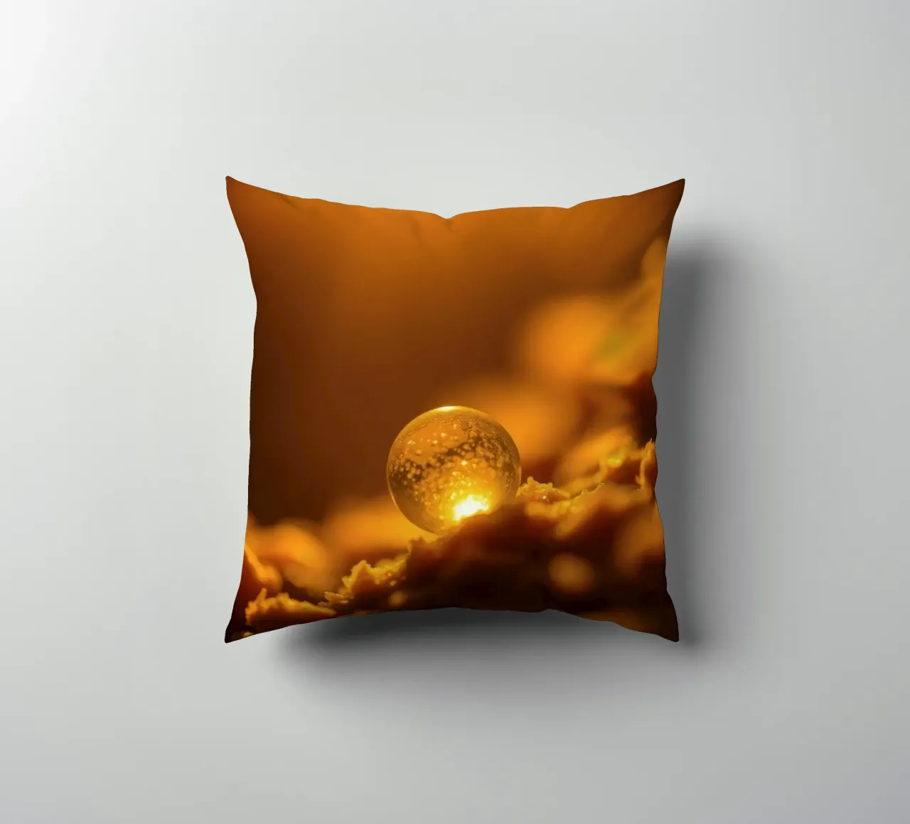 Orbe d'or transformateur reflétant la lumière sur une surface douce coussin de DesignDoodle