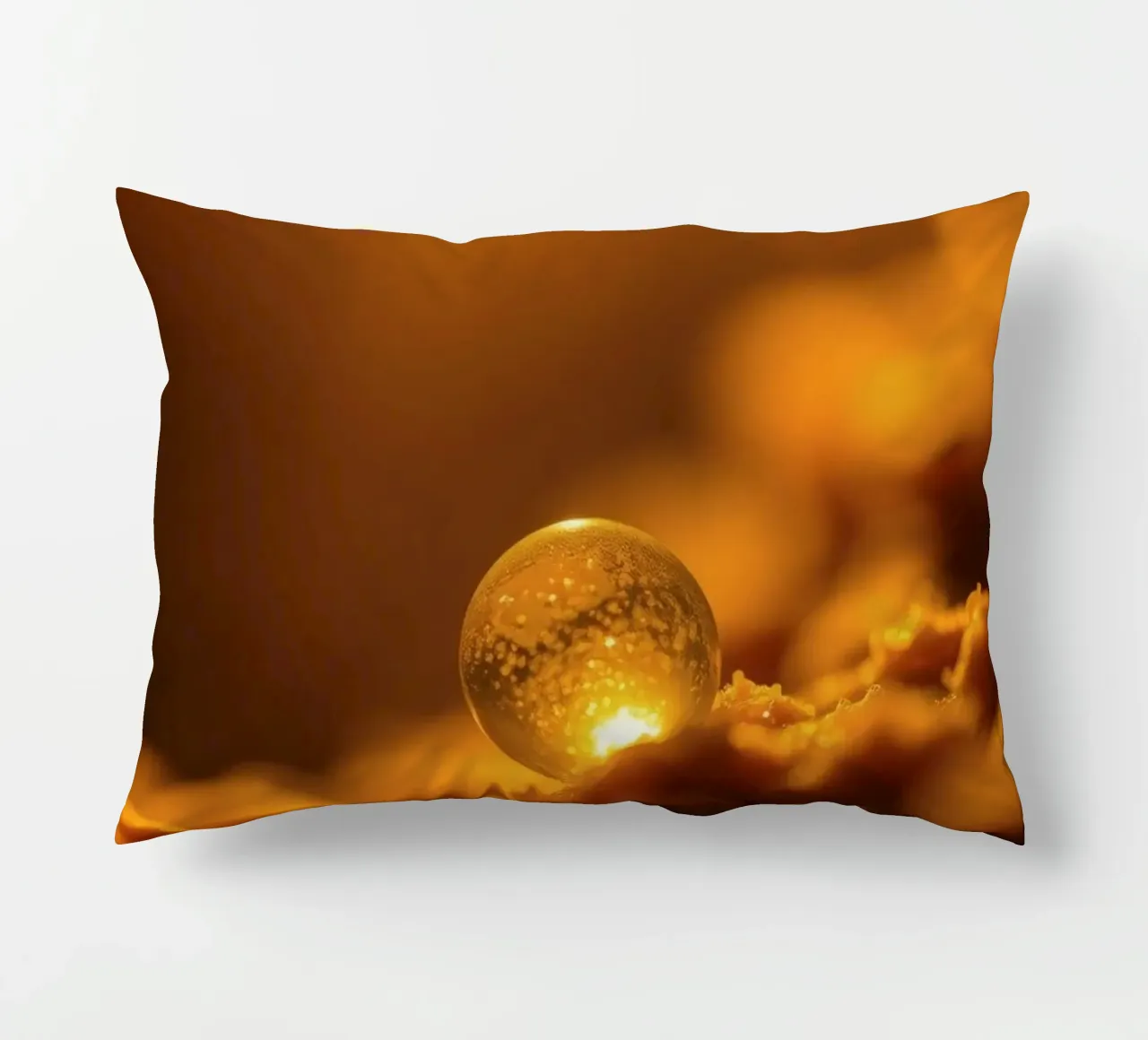 Orbe d'or transformateur reflétant la lumière sur une surface douce coussin de DesignDoodle