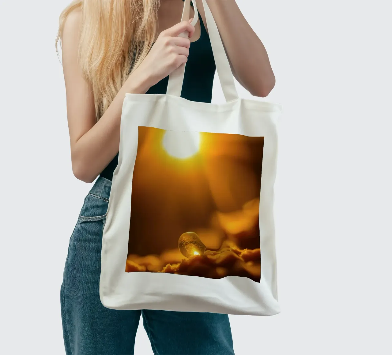 Transformative goldene Kugel, die das Licht auf einer weichen Oberfläche reflektiert Jutebeutel von DesignDoodle