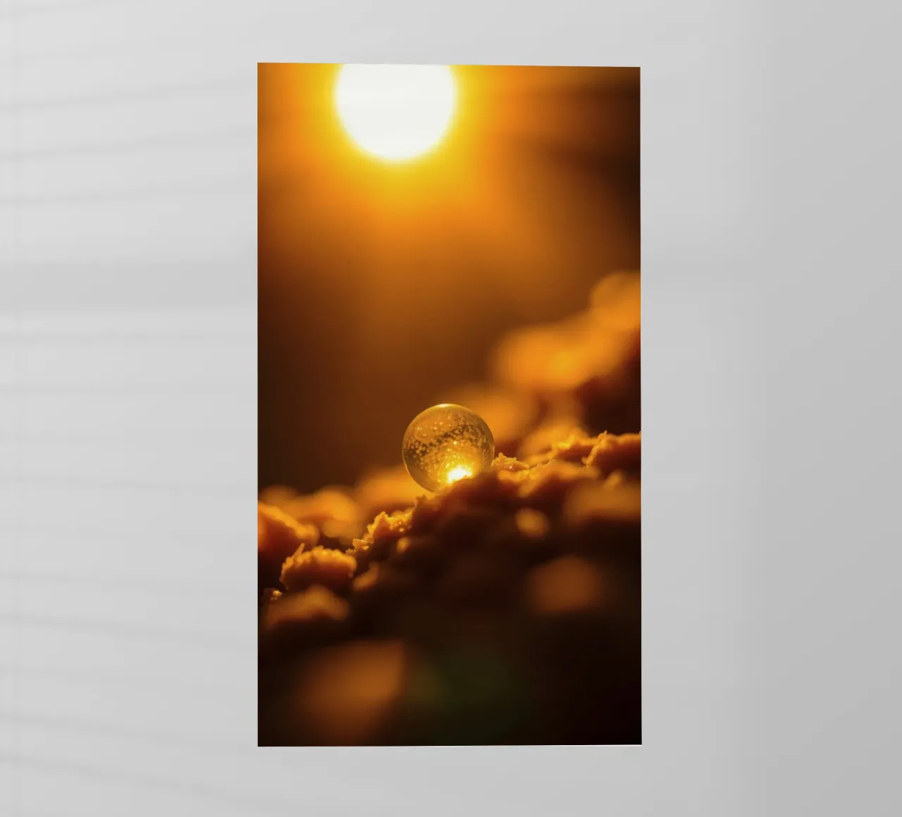 Transformative goldene Kugel, die das Licht auf einer weichen Oberfläche reflektiert Backlit Folie von DesignDoodle