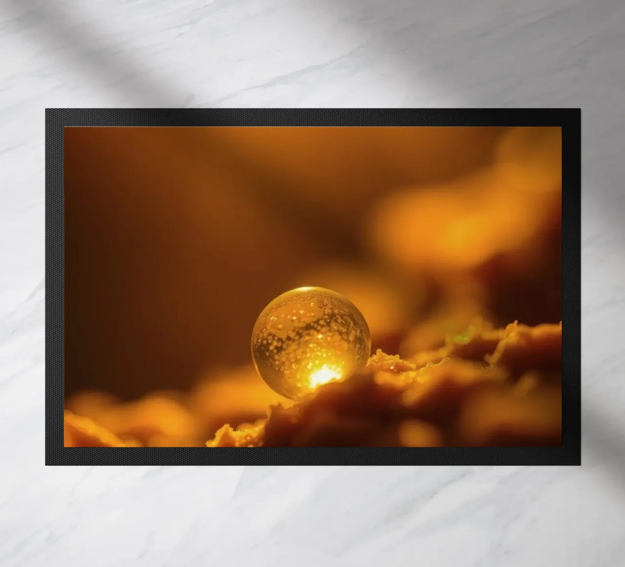 Orbe d'or transformateur reflétant la lumière sur une surface douce paillasson de DesignDoodle