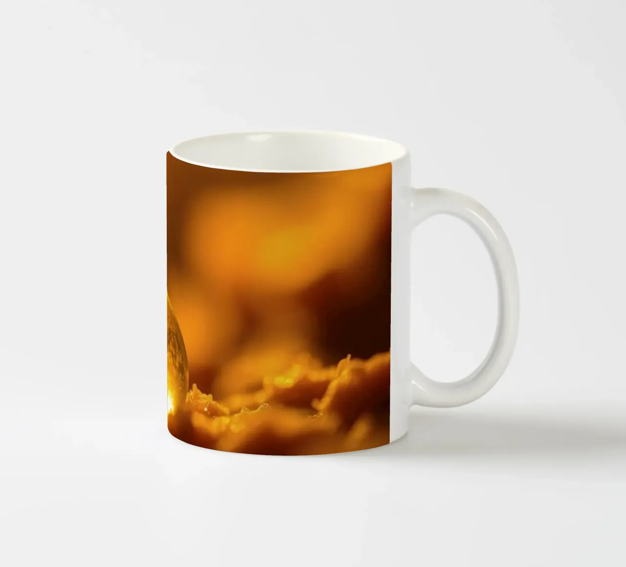 Orbe d'or transformateur reflétant la lumière sur une surface douce mug en céramique de DesignDoodle