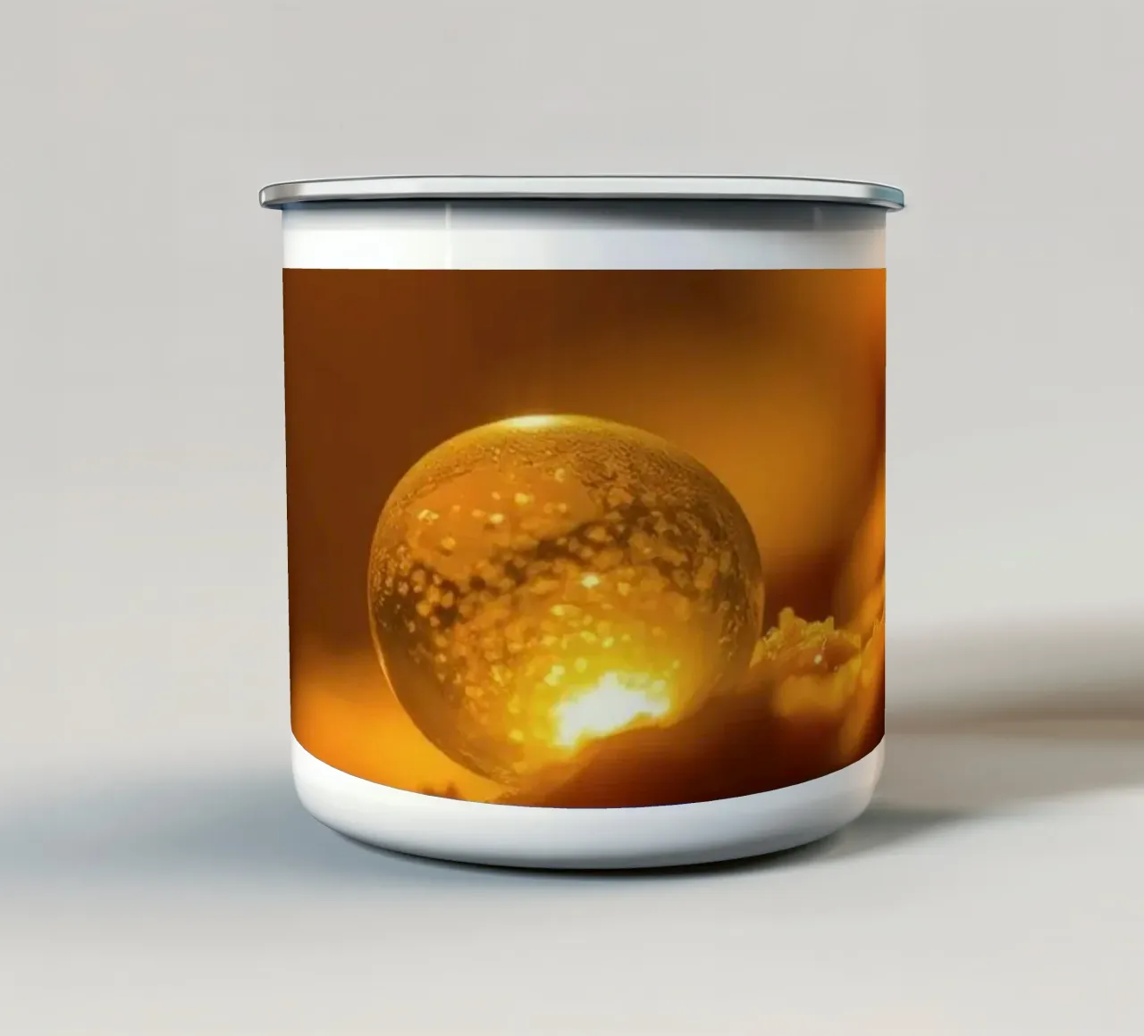 Orbe d'or transformateur reflétant la lumière sur une surface douce mug en émail de DesignDoodle