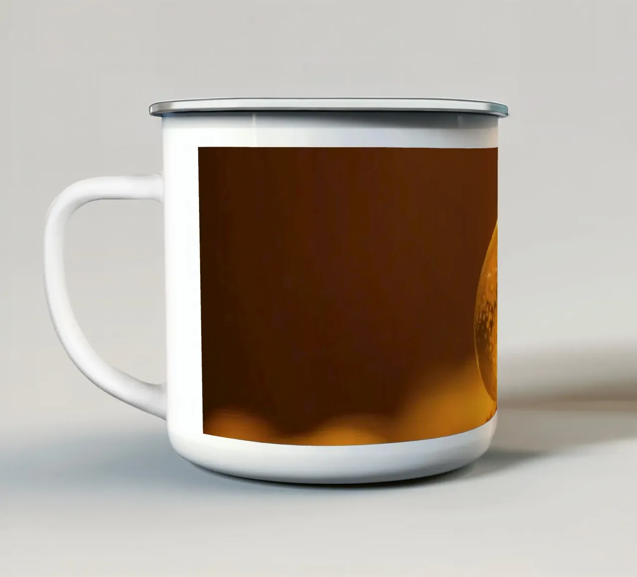 Orbe d'or transformateur reflétant la lumière sur une surface douce mug en émail de DesignDoodle