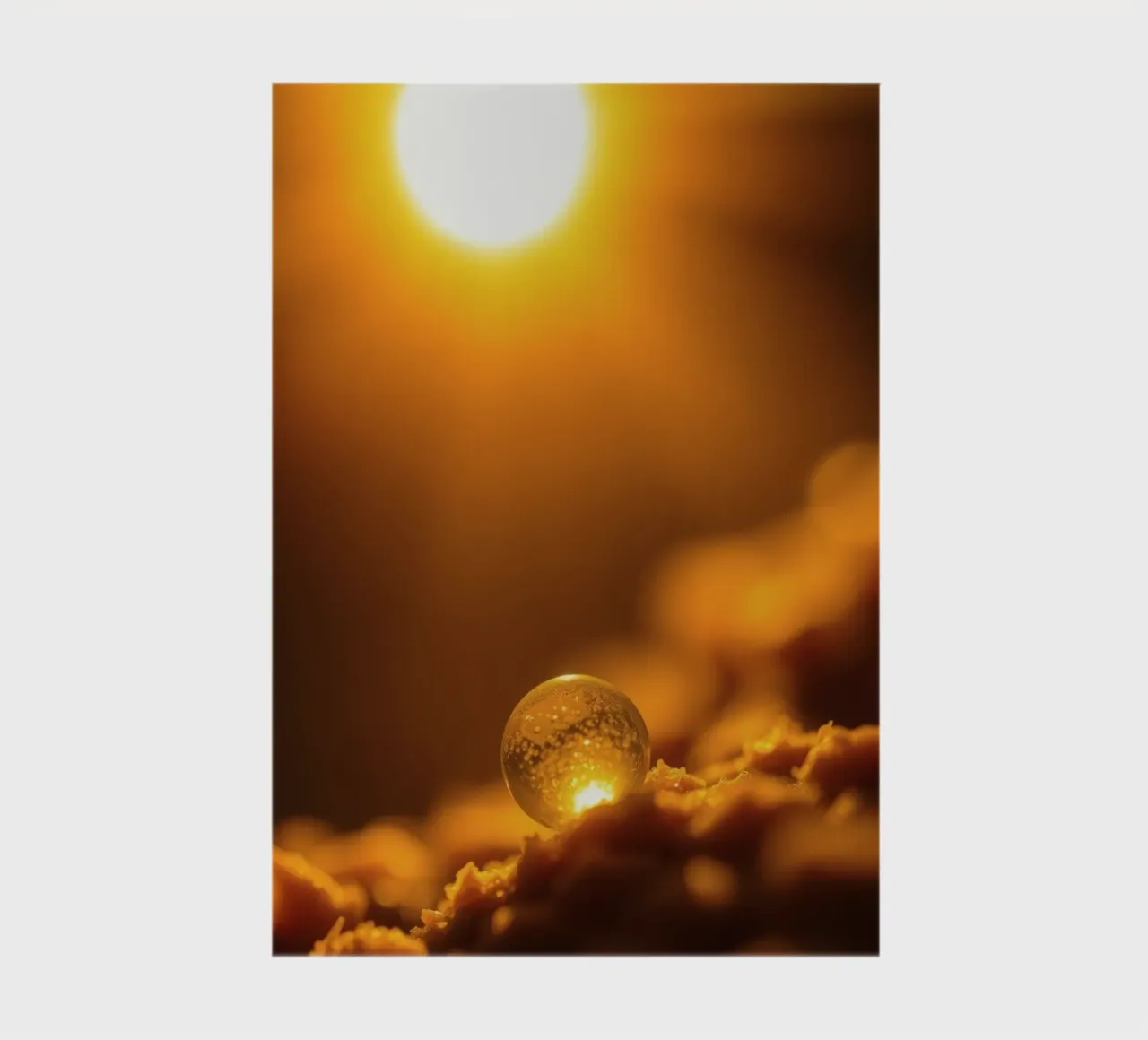 Orbe d'or transformateur reflétant la lumière sur une surface douce carnet de notes de DesignDoodle