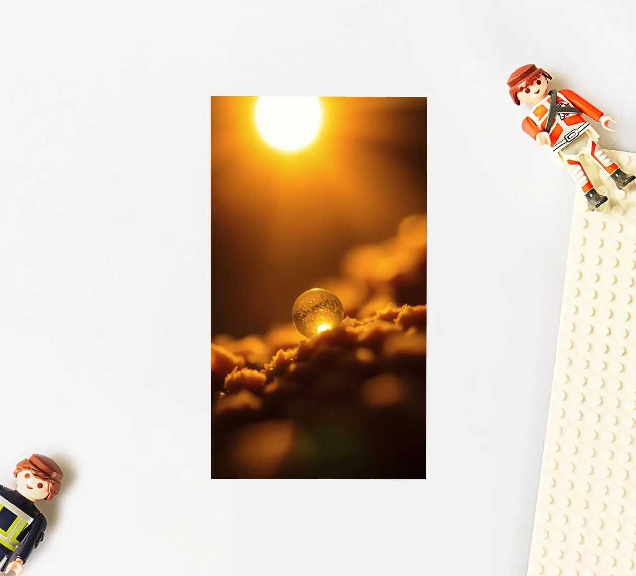 Orbe d'or transformateur reflétant la lumière sur une surface douce autocollant de DesignDoodle