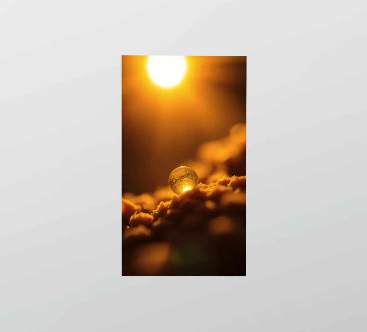 Orbe d'or transformateur reflétant la lumière sur une surface douce autocollant de DesignDoodle