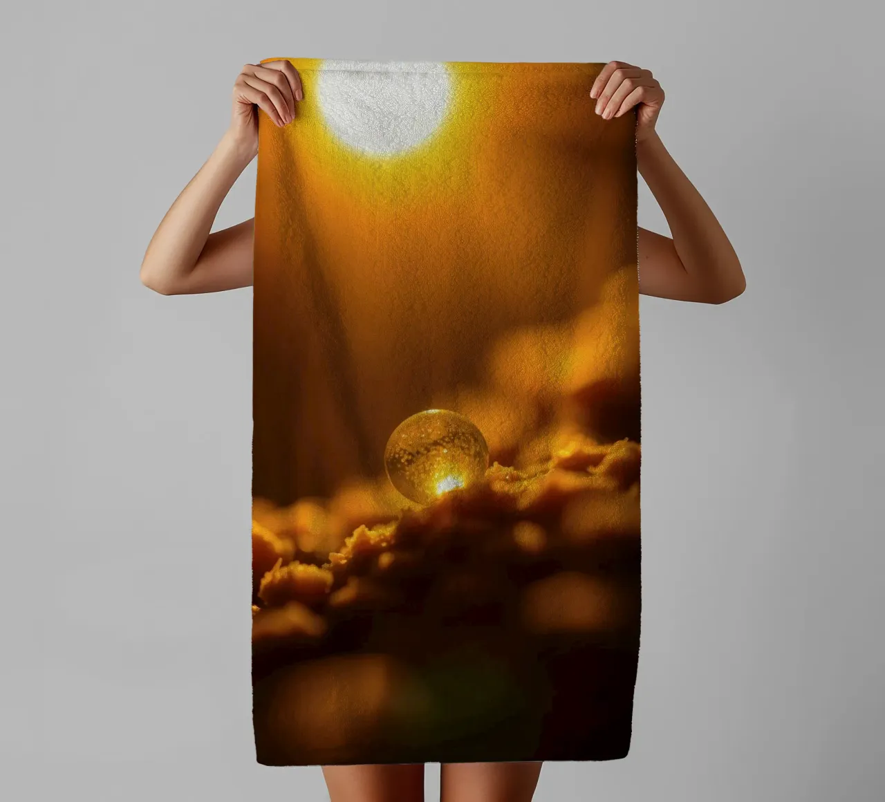 Orbe d'or transformateur reflétant la lumière sur une surface douce serviette de bain de DesignDoodle