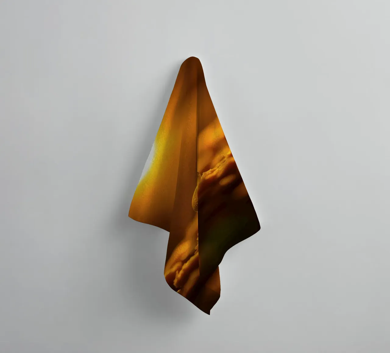 Orbe d'or transformateur reflétant la lumière sur une surface douce serviette de bain de DesignDoodle