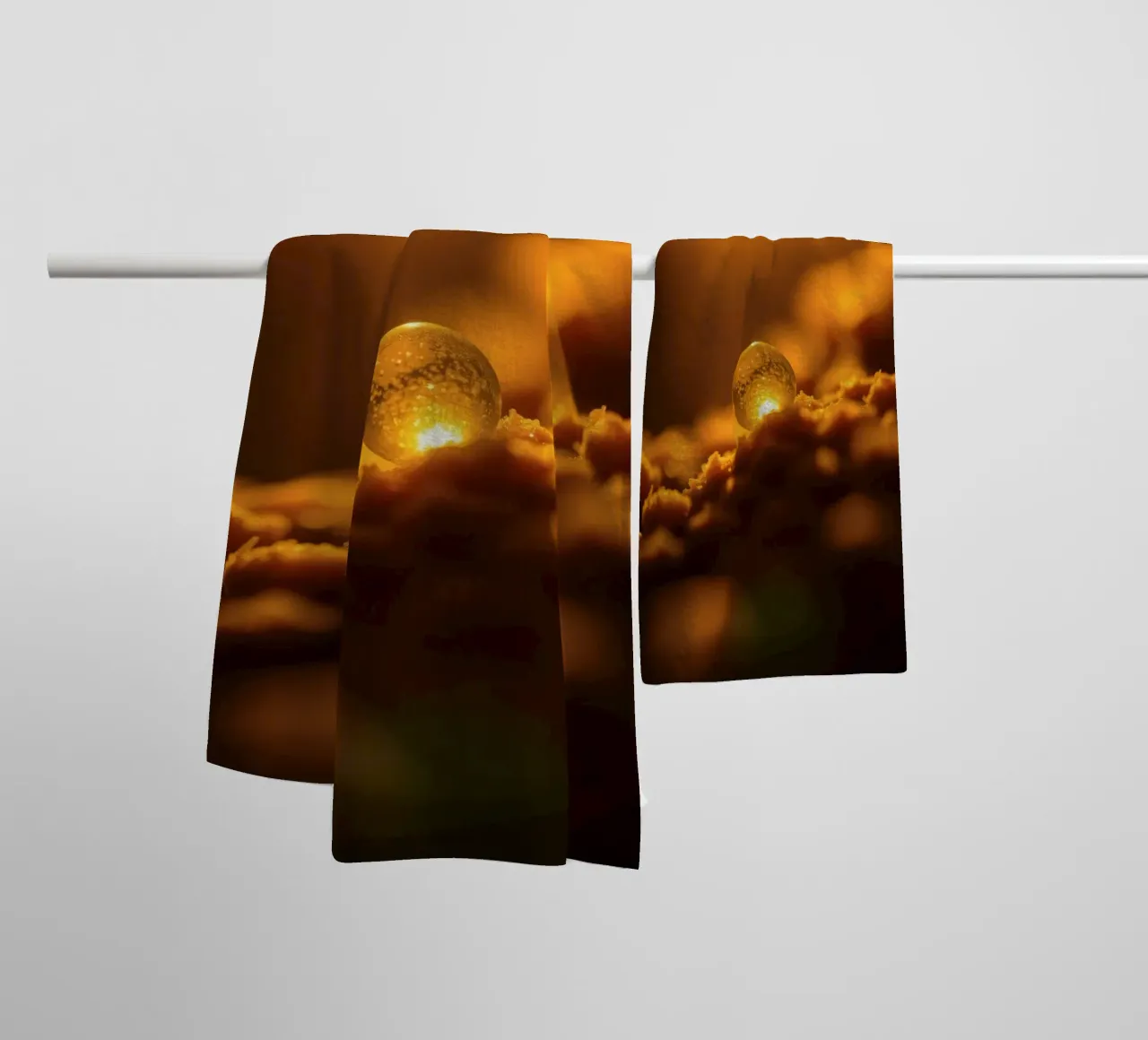 Orbe d'or transformateur reflétant la lumière sur une surface douce serviette de bain de DesignDoodle