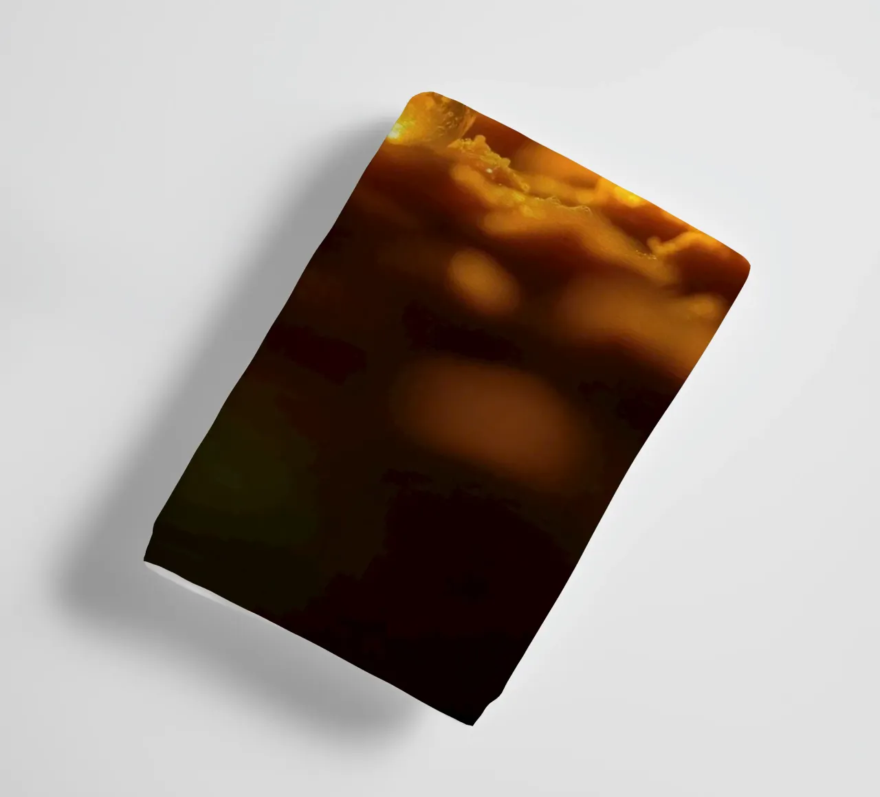 Orbe d'or transformateur reflétant la lumière sur une surface douce serviette de bain de DesignDoodle