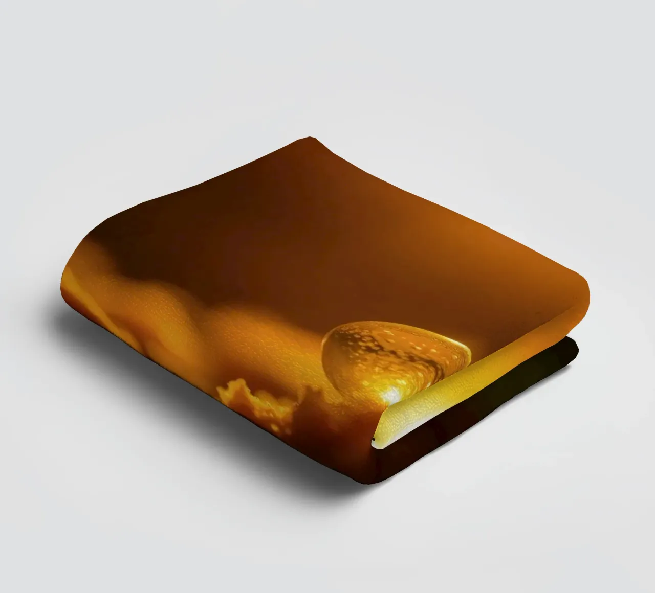 Orbe d'or transformateur reflétant la lumière sur une surface douce serviette de bain de DesignDoodle