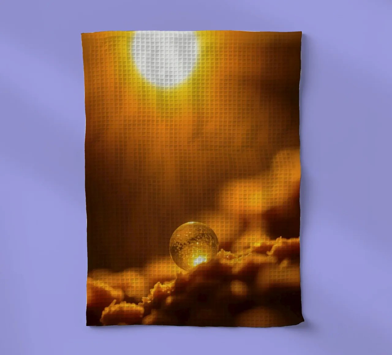 Orbe d'or transformateur reflétant la lumière sur une surface douce torchon de DesignDoodle