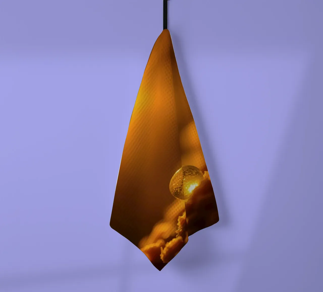 Orbe d'or transformateur reflétant la lumière sur une surface douce torchon de DesignDoodle