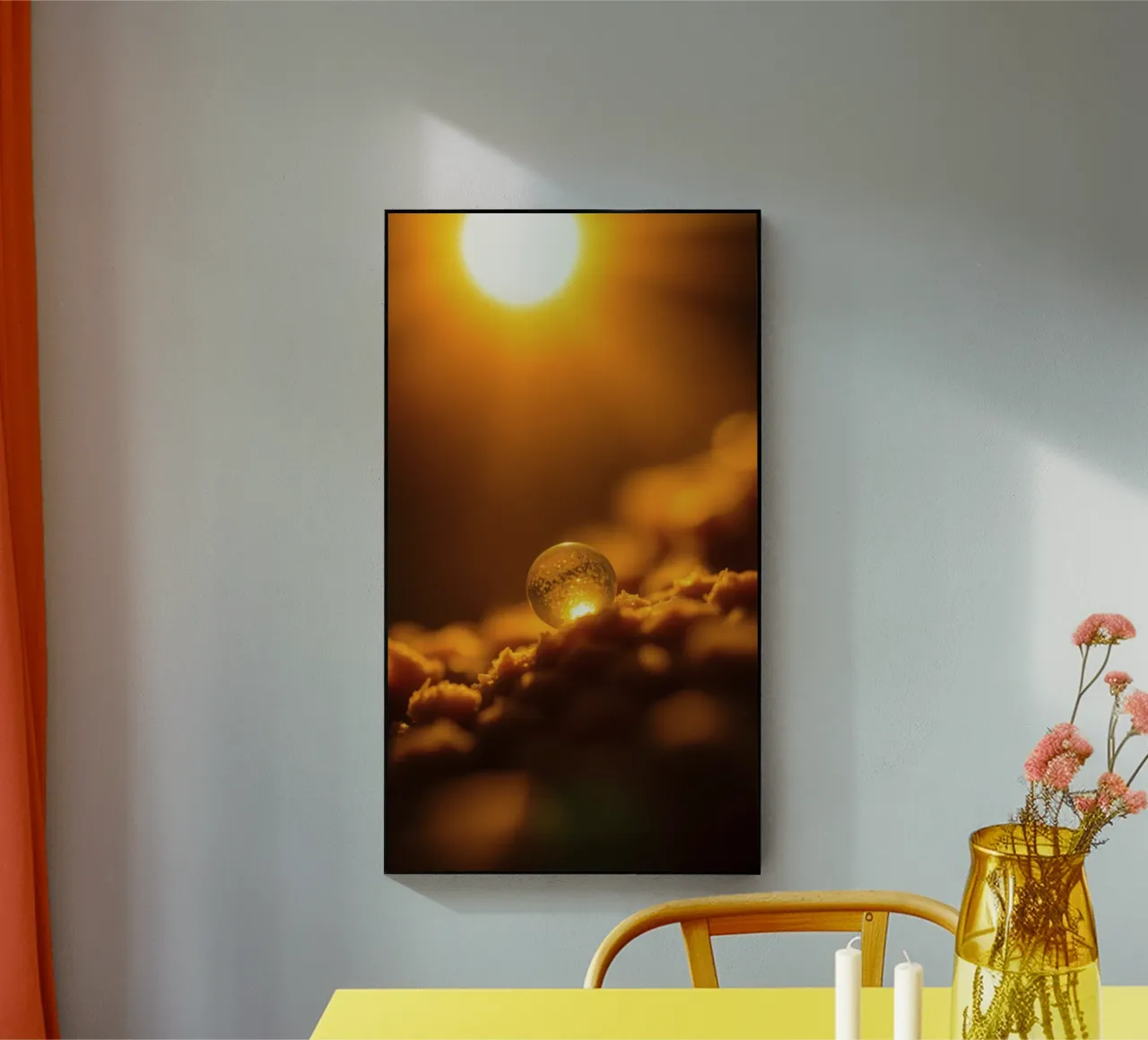 Orbe d'or transformateur reflétant la lumière sur une surface douce plexiglas de DesignDoodle