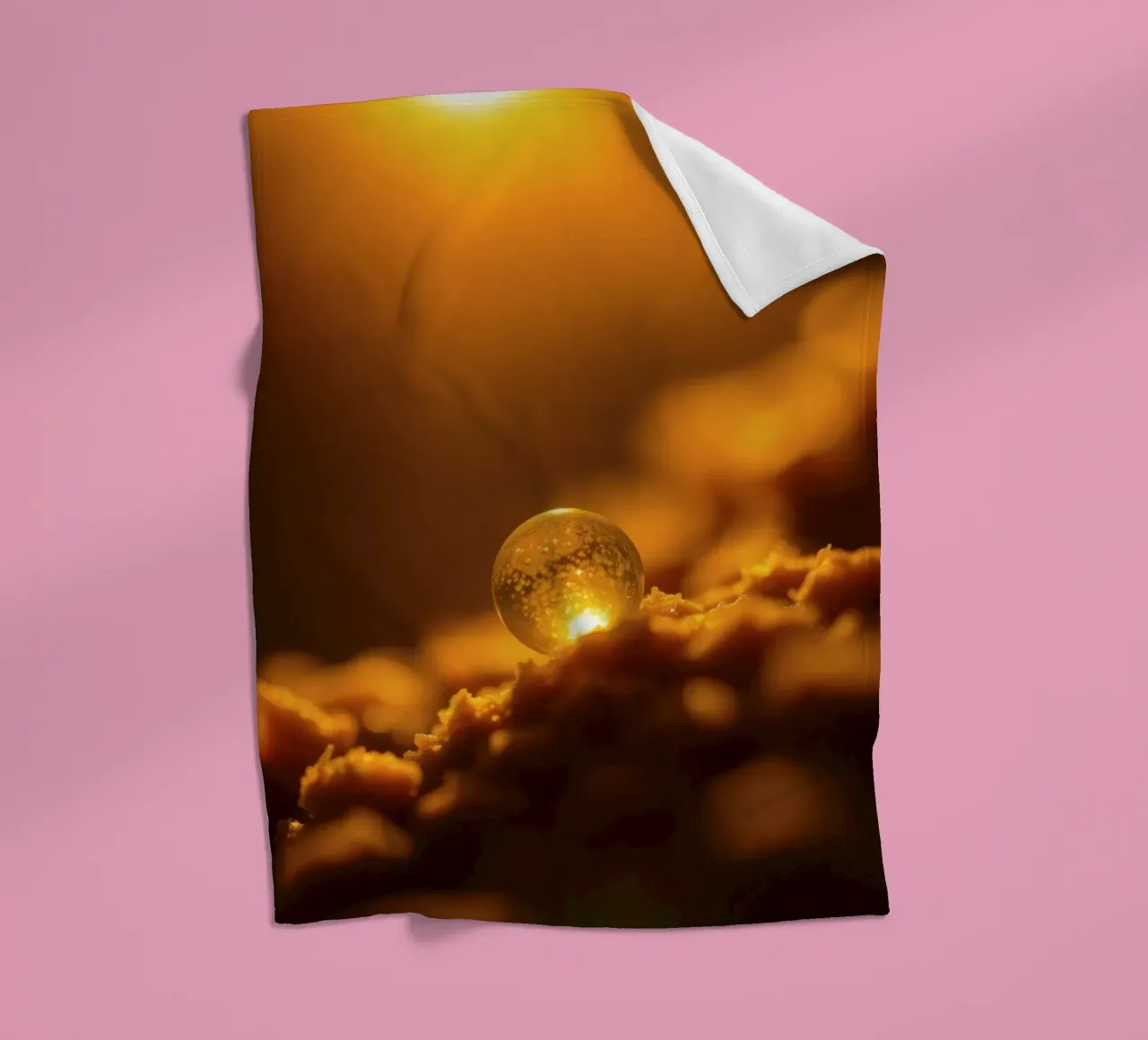 Orbe d'or transformateur reflétant la lumière sur une surface douce plaid polaire de DesignDoodle