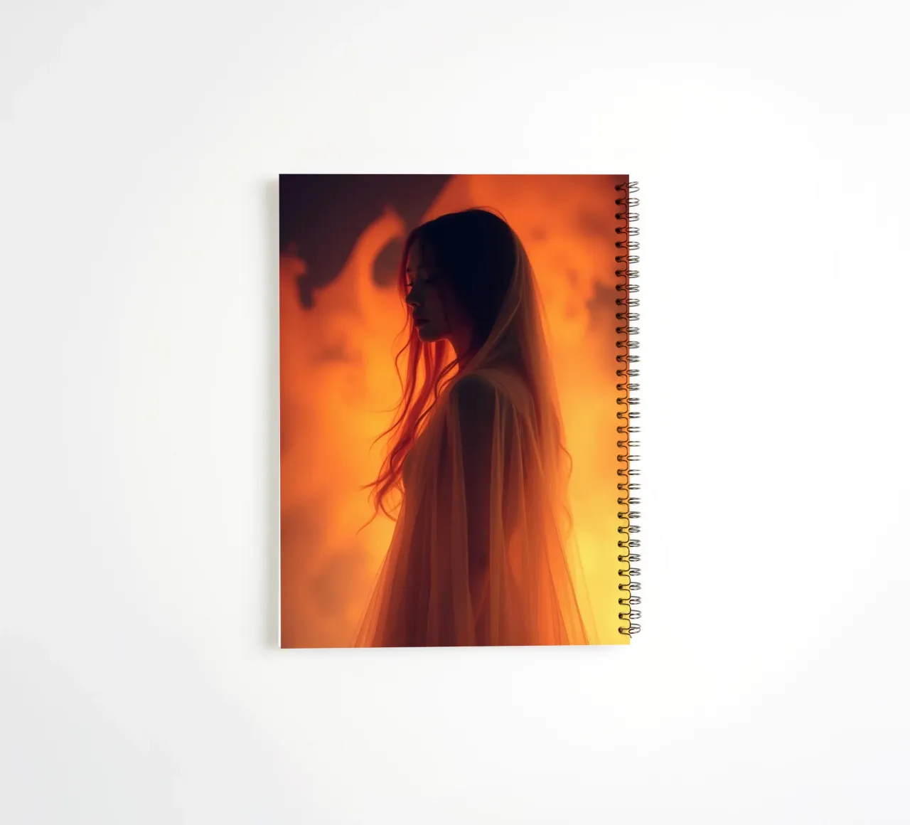 Elegante Silhouette steht vor einem feurigen Hintergrund Ringbuch von DesignDoodle