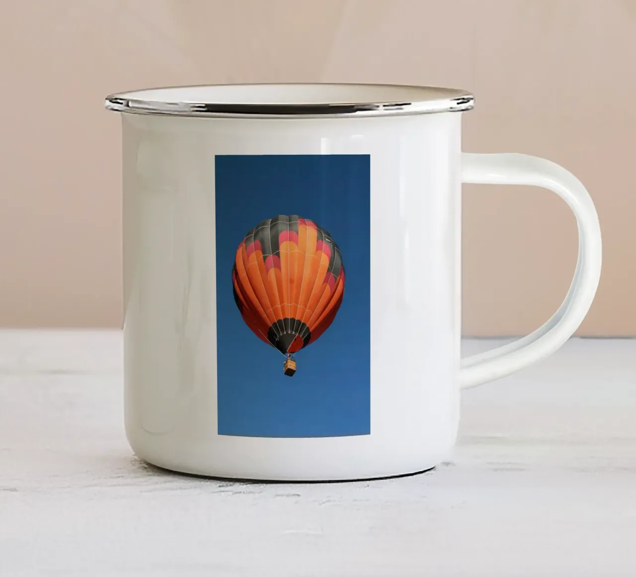 Pallone d'aria tazza in smalto da Chaya Wilkinson