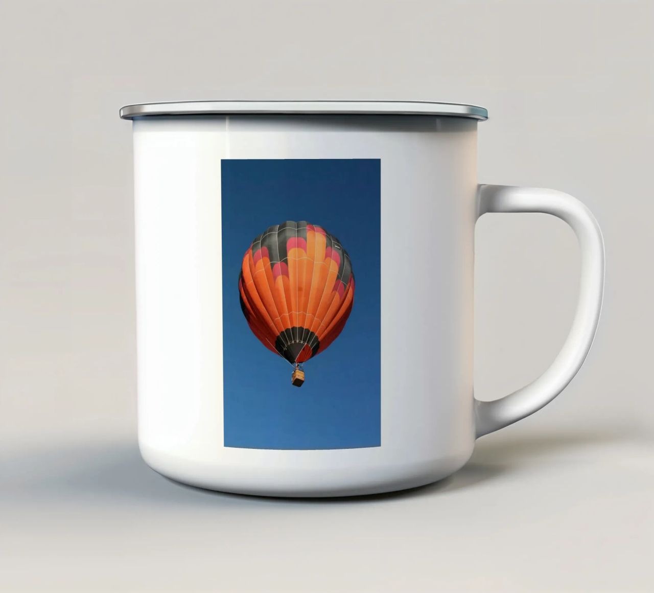 Pallone d'aria tazza in smalto da Chaya Wilkinson