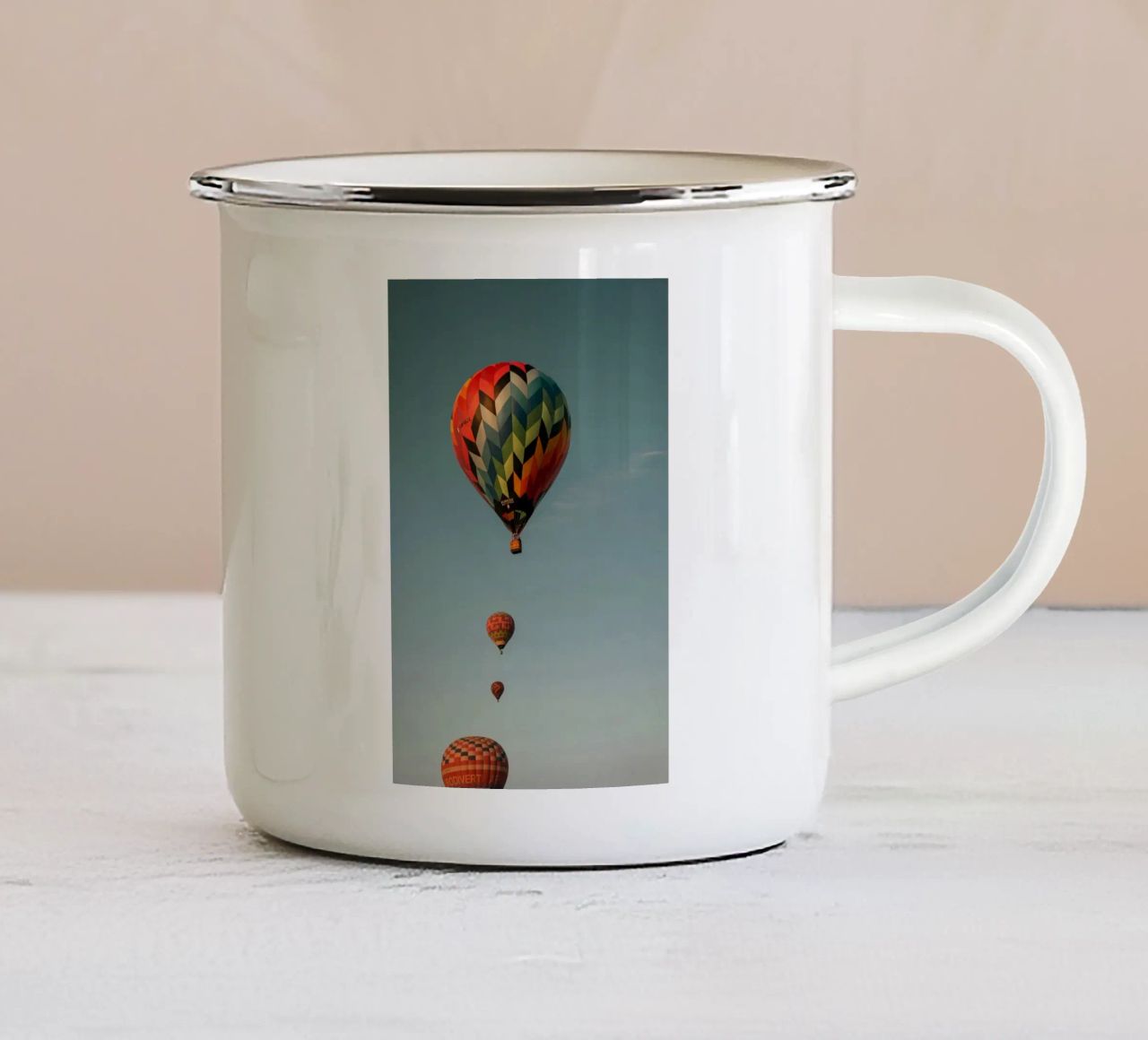 Pallone d'aria tazza in smalto da Chaya Wilkinson